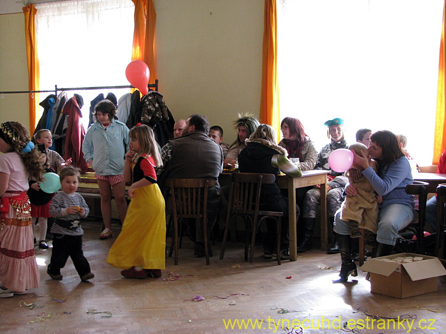 Dětský maškarní 2010 - 36.JPG