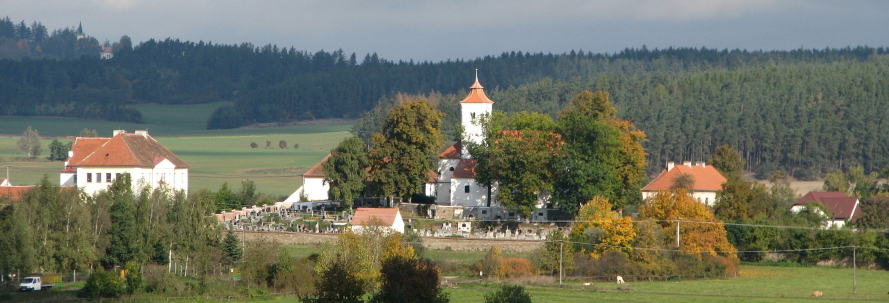 Pohled na kostel, školu a faru na Malém Boru.JPG